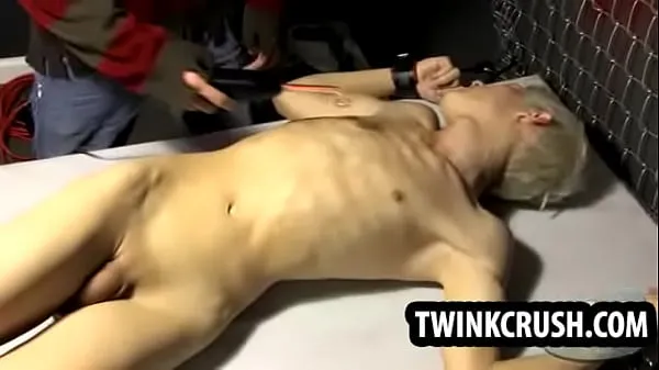 Vis Young twink gets tied up and and has his cock sucked nye klip