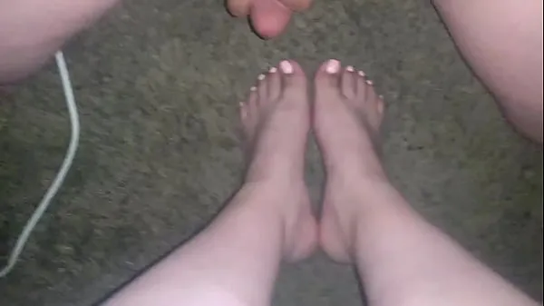 عرض I drop a nice load of cum on my gf hot feet (Cumshot) Latina قصاصات جديدة