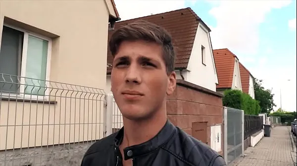 Sexy Twink beugt sich über Stöhnen, als er seinen Arsch für etwas Geld in der Öffentlichkeit hart gerammt bekommt - CZECH HUNTER 557neue Clips anzeigen