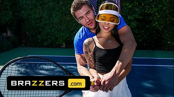 Vis Xander Corvus) Massages (Gina Valentinas) Foot To Ease Her Pain They End Up Fucking - Brazzers nye klipp