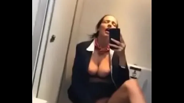 Stewardess masturbates in plane loo 個の新しいクリップを表示