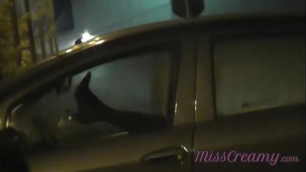 Ich teile meine Schlampe mit einem Fremden im Auto vor Voyeuren auf einem öffentlichen Parkplatz - MissCreamyneue Clips anzeigen