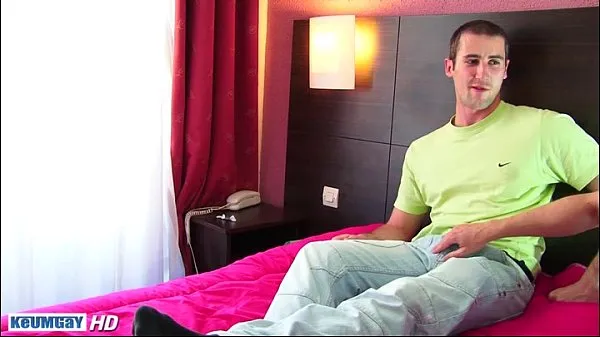 Full video: a straight guy serviced új klip megjelenítése