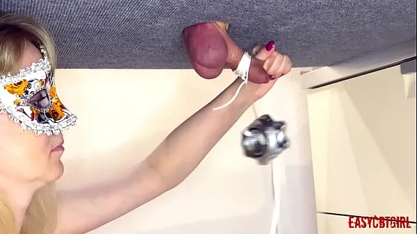 عرض Stepsister plays with a dick on a milking board and hangs various objects from it AnnyCandy Painboy قصاصات جديدة