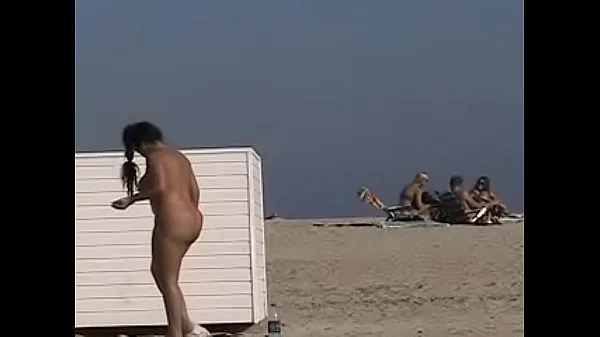 Показать Жена-эксгибиционистка 19 - Анжелика соблазняет случайных вуайеристов на общественном пляже, показывая свою бритую пизду новых клипов