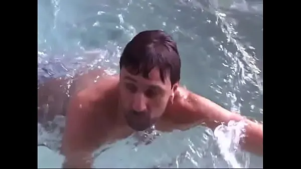 Mostrar Semental lujurioso lame el coño de una rubia delgada antes de sexo apasionado en la piscina nuevos clips