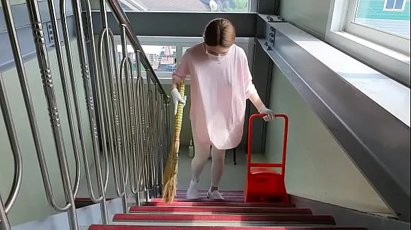 한국여자 알바 - 짧은 반바지 입고 사무실 계단 청소 노브라개의 새 클립 표시