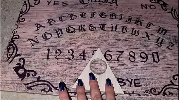 Mostrar com tesão tocando OUIJA com as amigas acaba dando boquete novos clipes