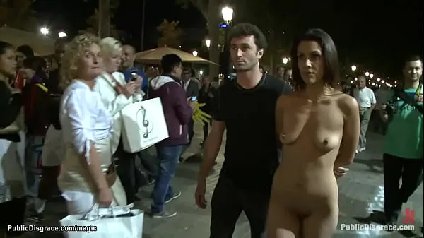 Afficher L'espagnole Samia Duarte baisée dans la bouche et la chatte doigtée dans une camionnette par la princesse Donna Dolore et James Deen puis humiliée et baisée en public nouveaux extraits