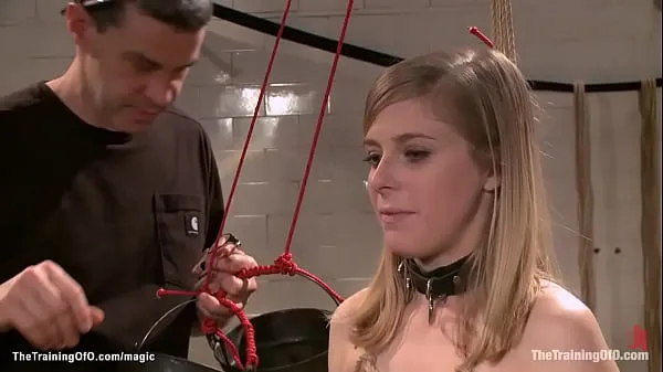 Afficher Le maître James Mogul entraîne Penny Pax, blonde aux gros seins, à endurer la douleur, puis lui fait baiser une grosse bite avec le gimp attaché Owen Gray et la fouette nouveaux extraits