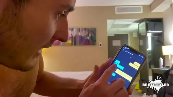 Mostrar Grindr a pelo al azar se engancha en la habitación del hotel con un jovencito caliente y un deportista musculoso nuevos clips