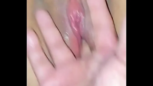 Pokaż Newly shaved pink vagina girl gets her fingers in the bathtub nowe klipy