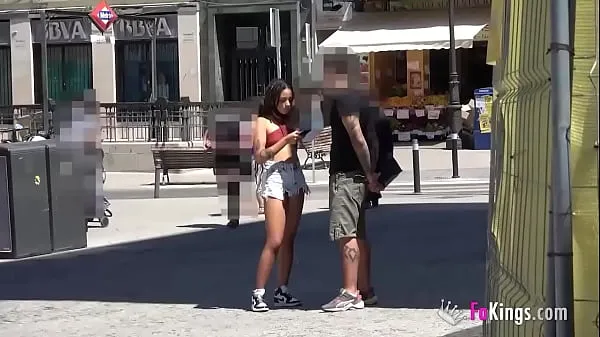 Mostra Una ragazza giovane e timida seduce ragazzi a caso per le strade di Madridnuovi clip