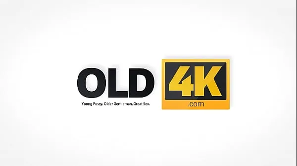 OLD4K。ひよこは彼に彼女の代金を払わせるために古いボーイフレンドと一緒に揺れ動く 個の新しいクリップを表示