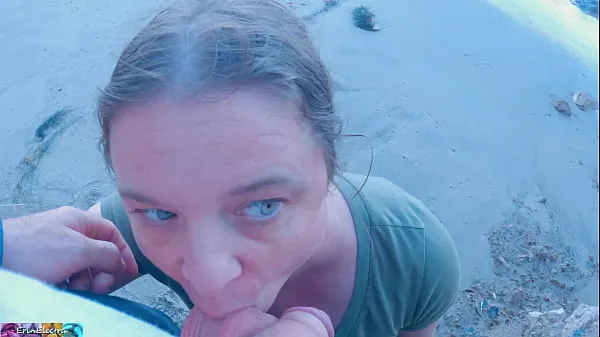 Mostrar Dándole a su madrastra un creampie mientras pasean por la playa POV nuevos clips