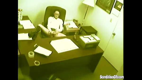 Mostrar la secretaria se aburre y se pone cachonda. Ella digitación y masturbándose el coño. Ella usa un juguete sexual consolador hasta que alcanza el orgasmo nuevos clips