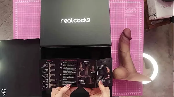 Hiển thị Unboxing - World's Most Realistic Dildo RealCock2 from RealDoll Clip mới