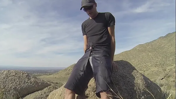 Mostrar Pissing shorts on a public hike nuevos clips