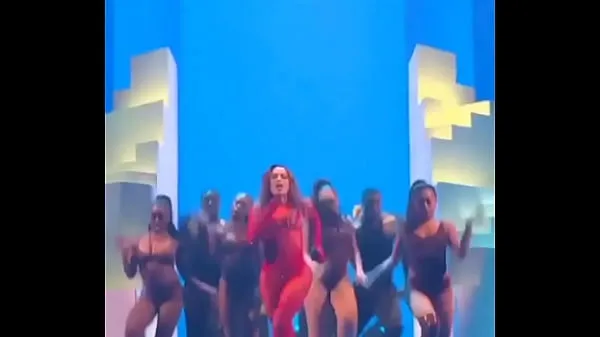 عرض Anitta wiggling her tail at the VMAs قصاصات جديدة