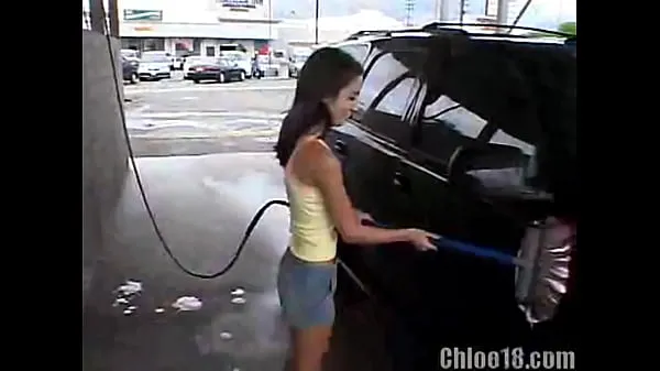 Tunjukkan Chloe 18 gets horny while washing her car Klip baharu