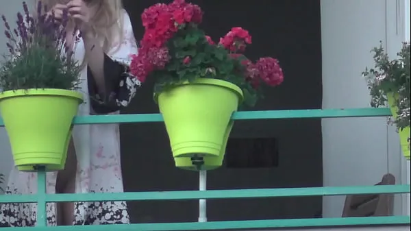 Mostra Una bella vicina bionda mostra per sbaglio la figa sul balconenuovi clip