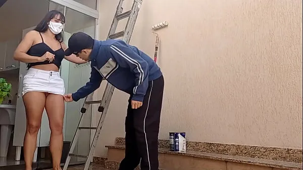 Meu marido ficou espiando eu seduzir e trepar com o pintor da nossa casa - Completo no RED yeni Klip göster