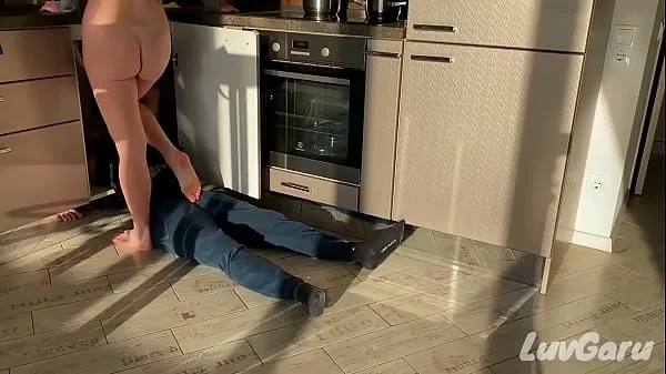 Εμφάνιση My Wife Seduce Plumber Her Wet Pussy | Husband Jerking Off νέων κλιπ