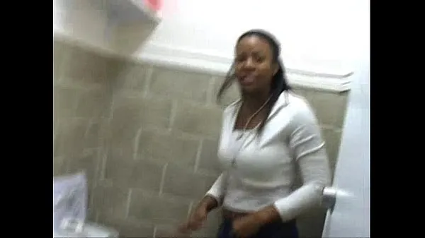 Ein paar Ghetto Black Girls pinkeln auf Toiletteneue Clips anzeigen