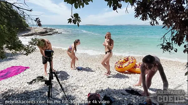 Zobraziť nové klipy (spending vacation on topless beach and miss pussycat lesbian banging rebeka ruby private moment)