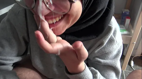 عرض A Muslim girl is disturbed when she sees her teachers big French cock قصاصات جديدة