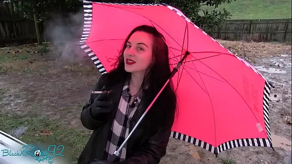 Toon Leather Gloved Smoking In The Rain nieuwe clips