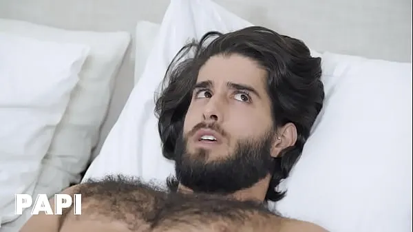 Mostra Il sexy Diego Sans finalmente si abbassa i pantaloni e lascia che Cazden Hunter gli faccia un pompino e gli allarghi il culo - PAPInuovi clip