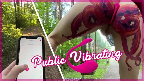 Afficher Défi public - sa demi-soeur se promène nue en plein air dans un parc et joue avec un vibromasseur télécommandé dans sa chatte nouveaux extraits