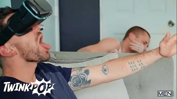 Mostrar El semental tatuado Chris Damned cambia de su juguete sexual al culo apretado de su compañero de cuarto Theo Brady - TWINKPOP nuevos clips