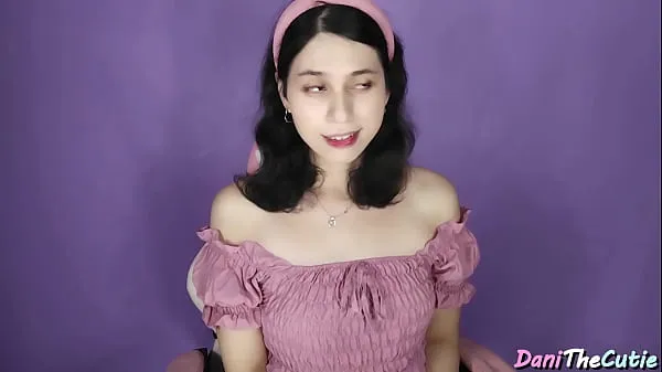 Mostrar Tu novia transexual con cara de muñeca, DaniTheCutie, quiere una cita romántica, así que la haces chuparte la polla y correrse dentro de su jugoso culo para callarla nuevos clips