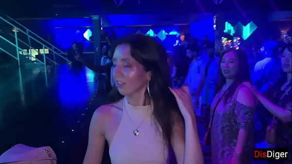Vis Horny girl agreed to sex in a nightclub in the toilet nye klip