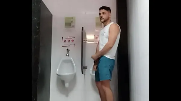 Naughtiness in the gym bathroom 個の新しいクリップを表示