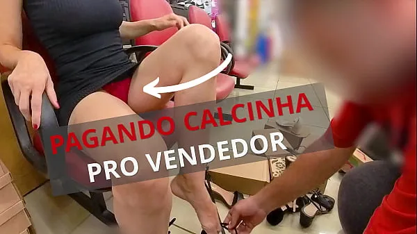 Mostra Slutty wife paying for panties and teasing a salesman in a shoe store. Real Exhibitionism! Completenuovi clip